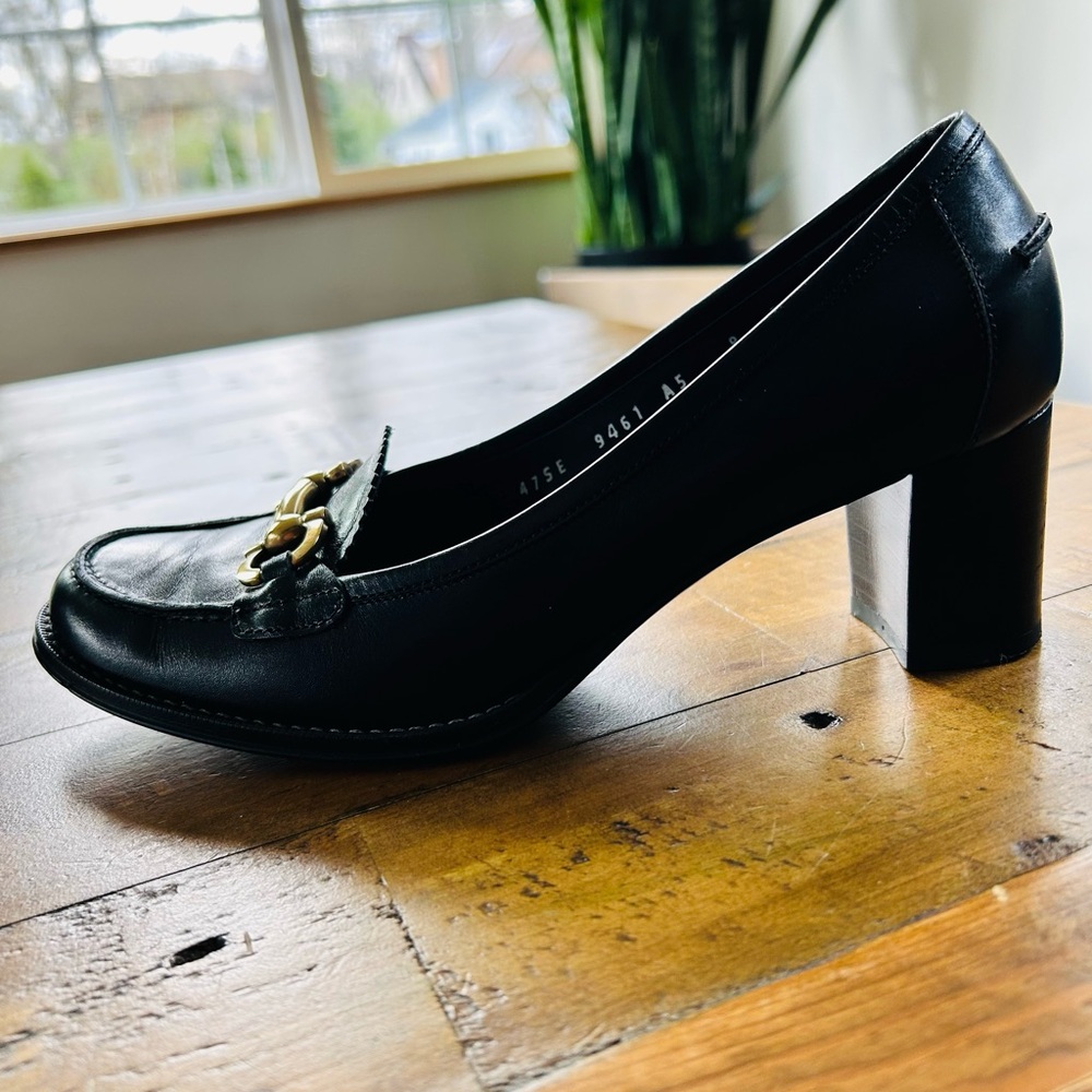 ***SOLD***
Vintage Women’s Salvatore Ferragamo Brass Horse-bit Heeled Loafers - Picture 4 of 16
